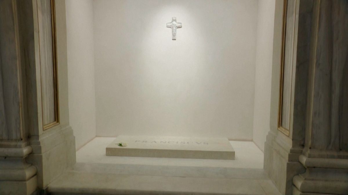 FR.papez-frantisek-hrob-vatikan