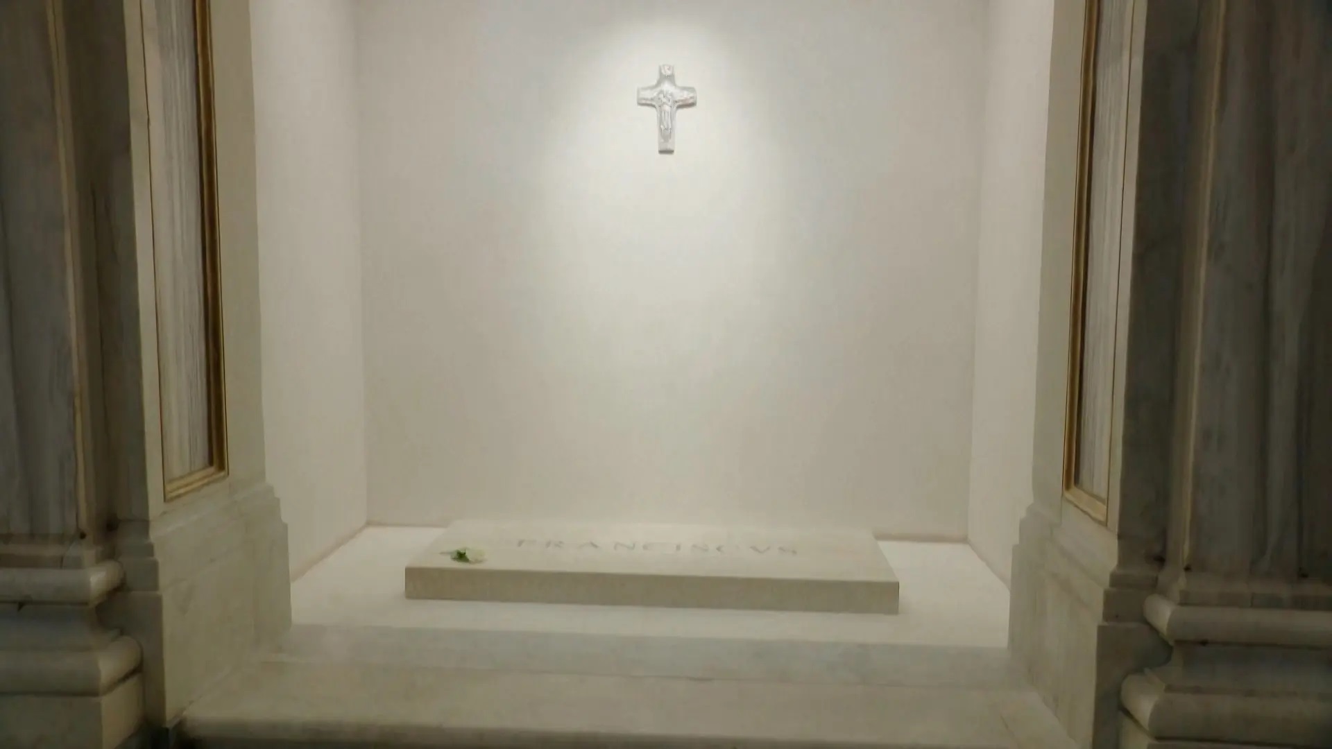 FR..papez-frantisek-hrob-vatikan