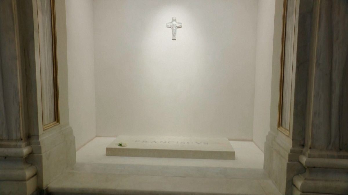 fr.papez-frantisek-hrob-vatikan.jpeg